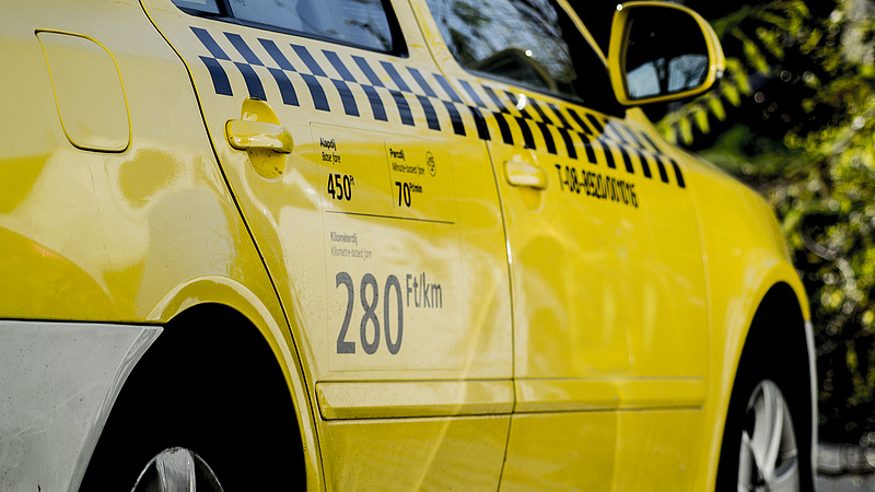 Szigor: sok taxi rendszámát bevonta a hatóság
