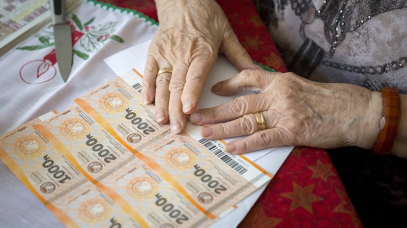 Nyugdíjasok Erzsébet-utalványa: kiterítette a lapokat a kormány