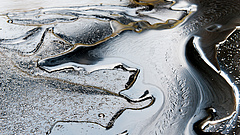 Harminc kilométeres olajfolt úszik a Dunán