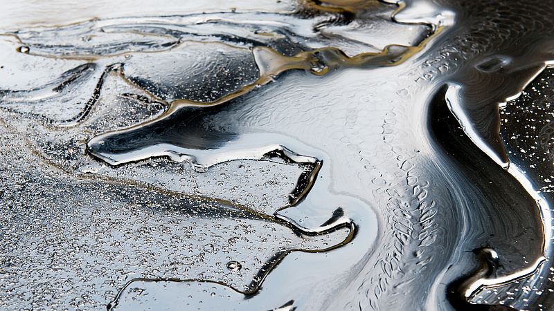 Harminc kilométeres olajfolt úszik a Dunán