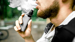 E-cigaretta: rájöttek, mi okozza az ér-, agy- és tüdőkárosító károsító hatást