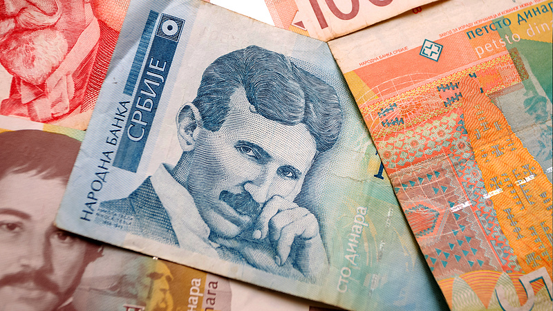 A szerb kormány komoly pénzosztásba kezdett