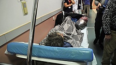 Órákig a padlón fektették a beteget egy budapesti kórházban