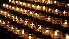 Több ezres békemenetet tartanak a srebrenicai mészárlás emlékére