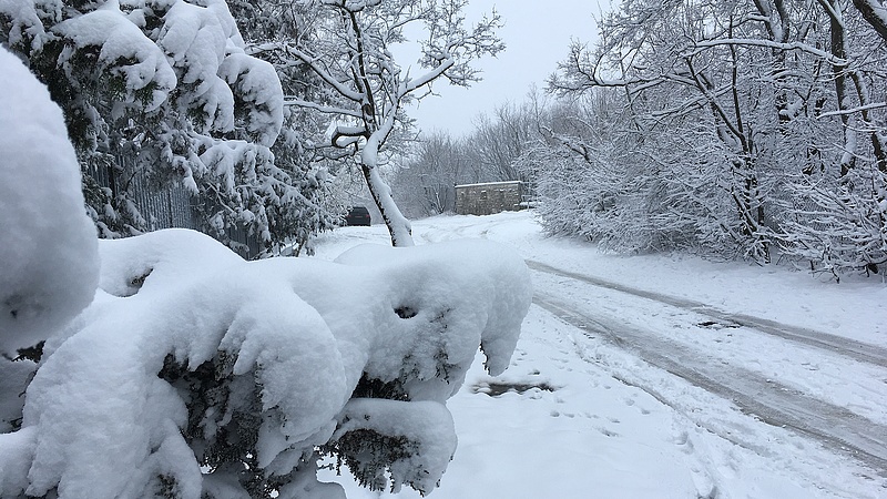 Utakat zártak le a hó miatt Vas megyében