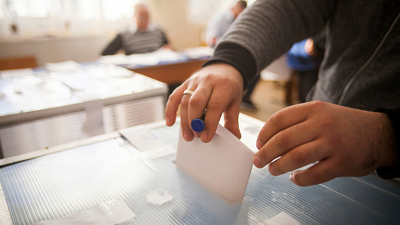 Hogy kerül több szavazólap az urnába? - Lépett a DK