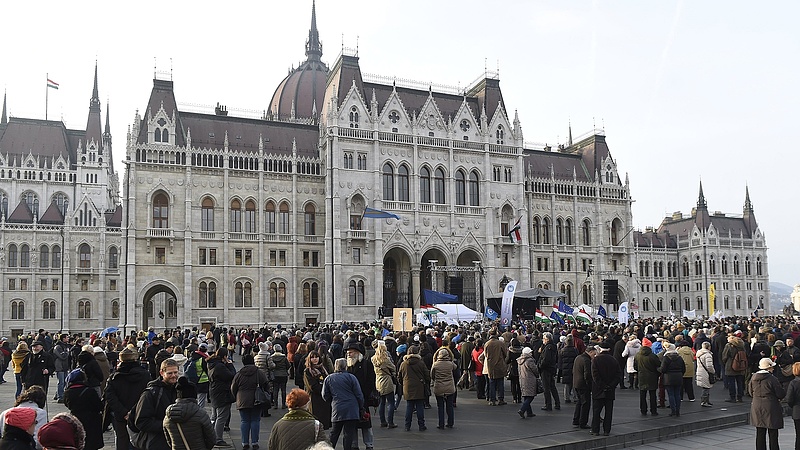 Tanárok és diákok tüntettek a Kossuth téren