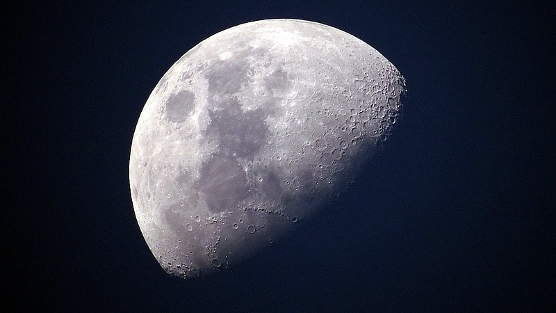 A Holdba zuhant egy kínai műhold