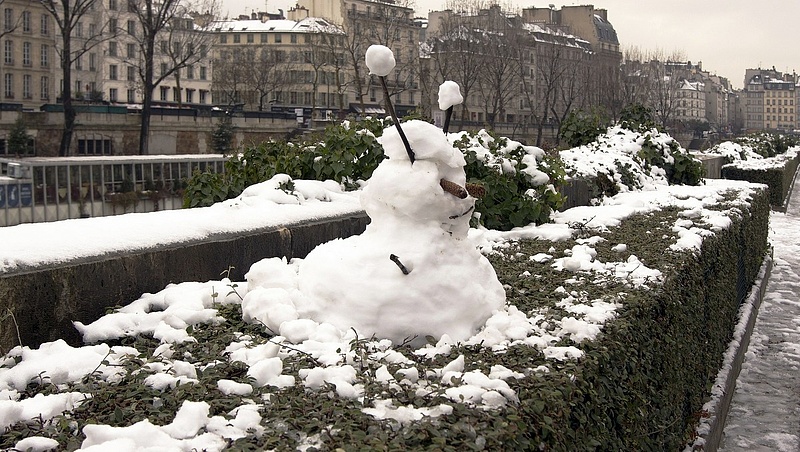 Megbénította a havazás Párizst