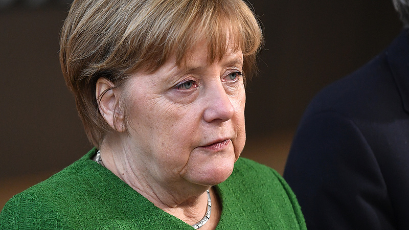Dörzsölheti a tenyerét Merkel
