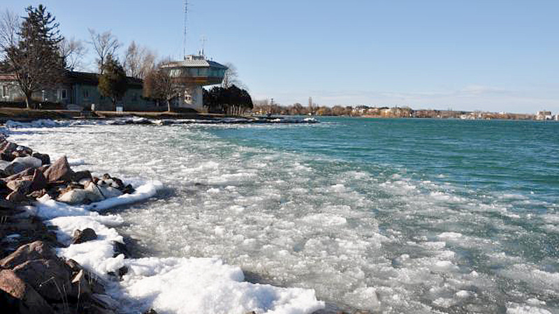 A Balaton keleti partjánál torlódik a jég