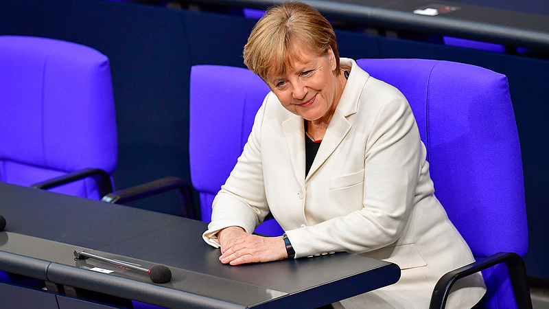 Merkel feltámadt, mindenkit leradíroz