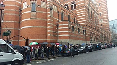 Választás 2018 - Londonban tömegek várnak a zuhogó esőben