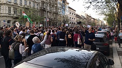 Elkezdődött a tüntetés az Operánál - nagy a tömeg