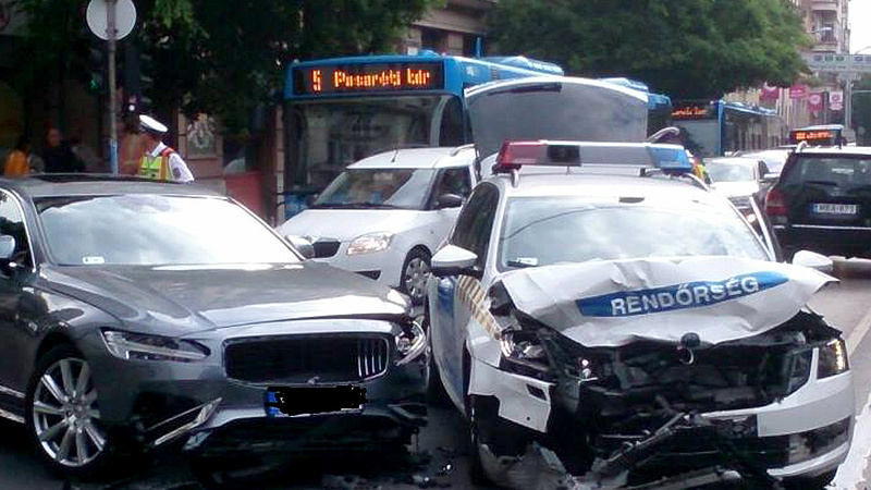 Rendőrautó karambolozott Budán - felborult a közlekedés rendje