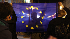 Hajszálon múlik az uniós pofon Magyarországnak