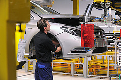 A magyar Mercedes elküldte kölcsönzött dolgozóit, az Audi szerződéseket bontott fel