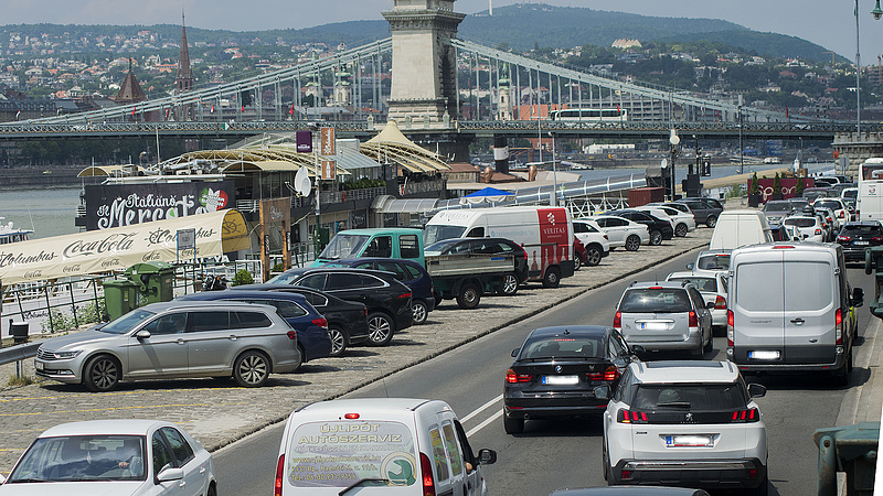 Több forgalmas utat lezárnak Budapesten