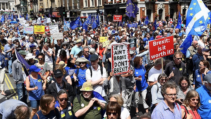 Hatalmas tüntetések robbantak ki Londonban