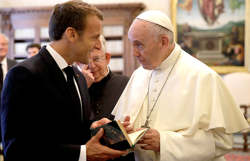 Négyszemközt tárgyalt Ferenc pápa Macronnal