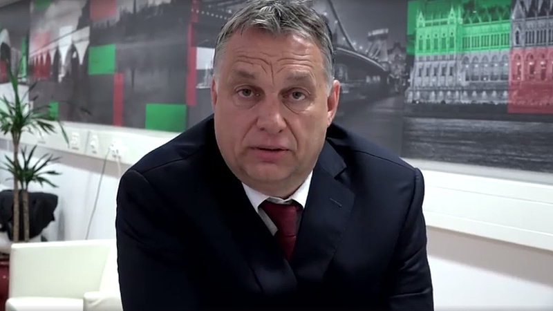 Orbán Viktor: plüssmacikkal és virágokkal nem lehet határt védeni