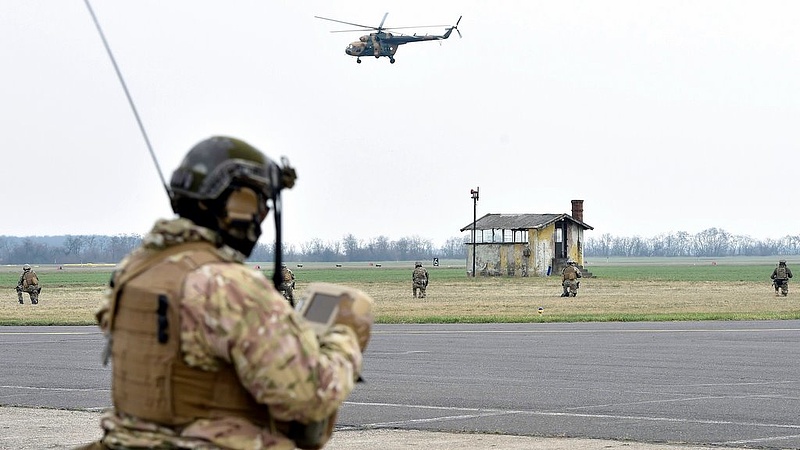 Magyarázza a helikoptervásárlást a hadsereg - sok a mosolygós arc