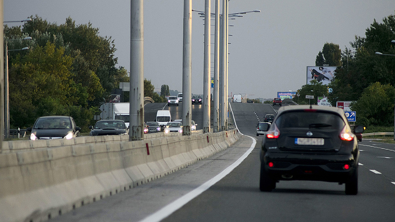 Az autópályák fizetős WC-i miatt aggódik a Jobbik