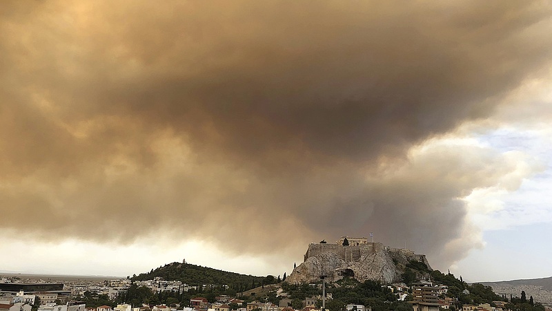 Egy robbani készülő bombán ül az EU - pofonok Görögországban