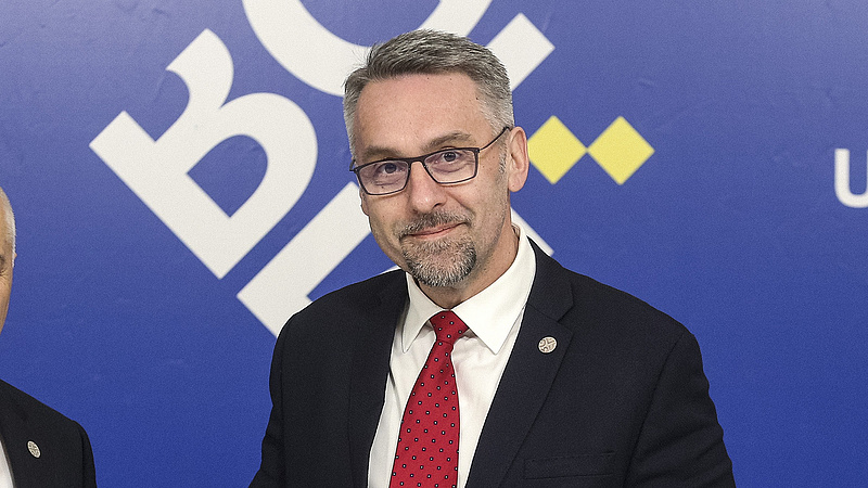 Újabb cseh miniszter bukhat a diplomája miatt