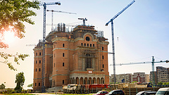 Finisben a román templomoszaurusz építése