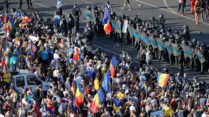 A csendőrök összecsaptak a tüntetőkkel Bukarestben