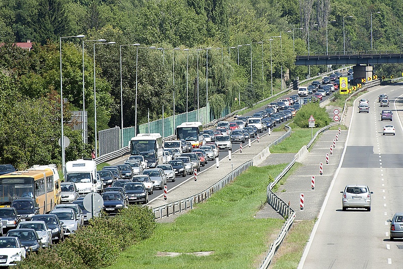 Autósok, figyelem: több órás a sor az Adria felé, az autópályákon balesetek miatt nagy a dugó