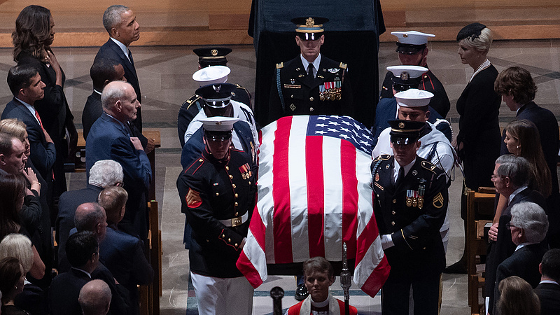 Trump nélkül kezdődött McCain búcsúztatása - Obama és Bush is felszólalt