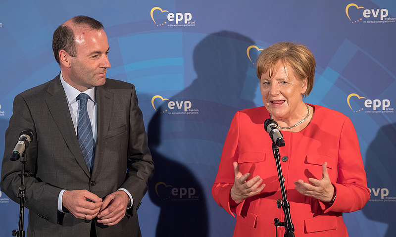 Merkel is támogatja az EPP-jelöltjét