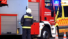 Hatalmas tűz van Jászberényben, több mint 12 órája dolgoznak a tűzoltók (frissítve)