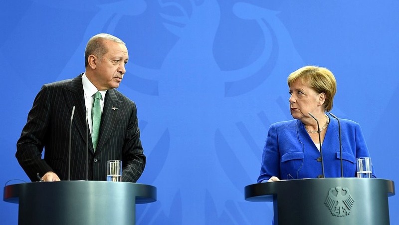 Telefonon egyeztetett Erdogan és Merkel