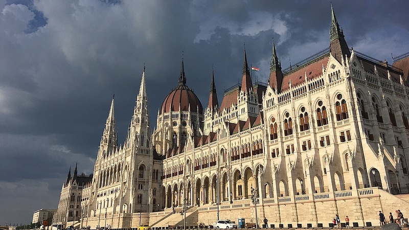 Fontos változásokat szavazhat meg szerdán az Orbán-kormány