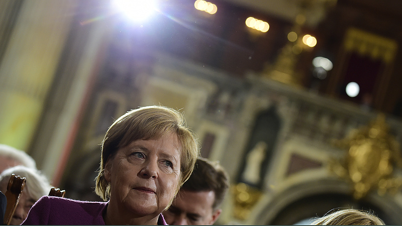 Váratlan bejelentést tett Merkel