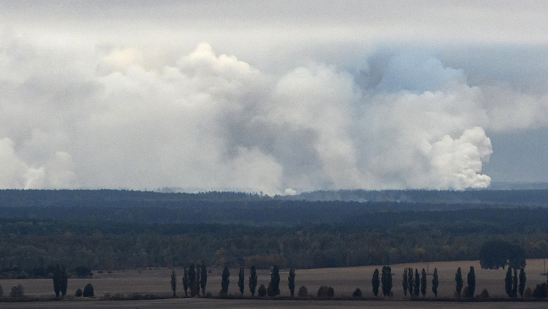 Tűz és robbanások Kelet-Ukrajnában - tömegével menekítik az embereket