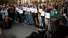 A hajléktalanok védelmében demonstráltak magyar írók