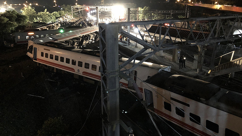 Tizenheten meghaltak egy tajvani vasúti balesetben