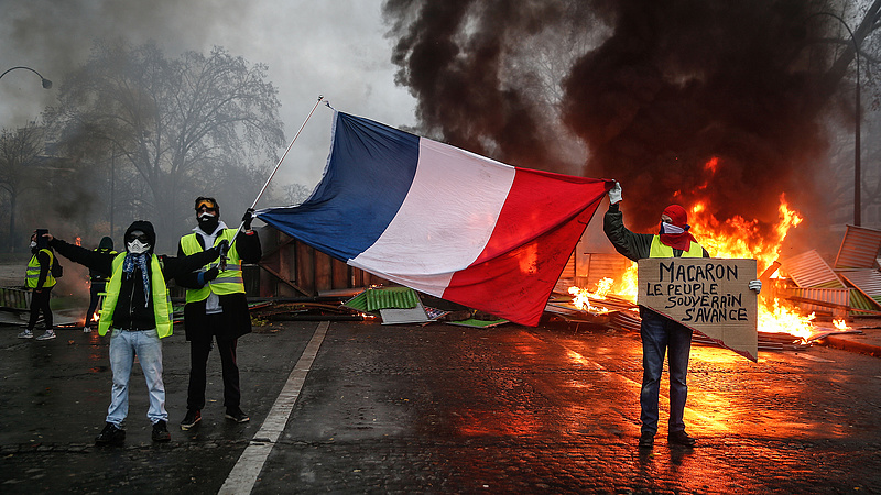 Győztek a tüntetők, meghátrált Macron