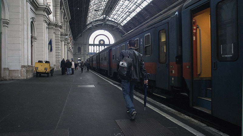 Káosz a MÁV-nál - nem férnek fel az utasok az Intercity-vonatokra
