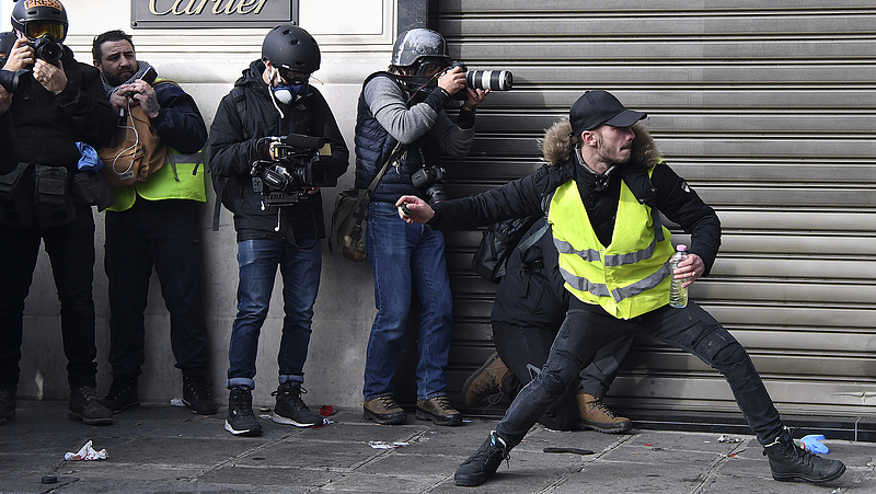 Könnygázzal oszlatott a rendőrség Párizsban