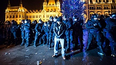 Rabszolgatörvény - éjszaka is összecsaptak a rendőrök és a tüntetők