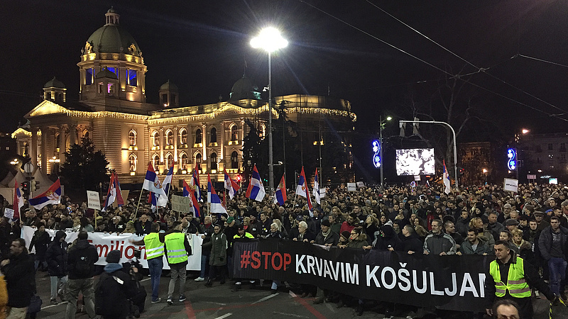 Ezrek tüntettek Belgrádban az elnök és a közmédia ellen
