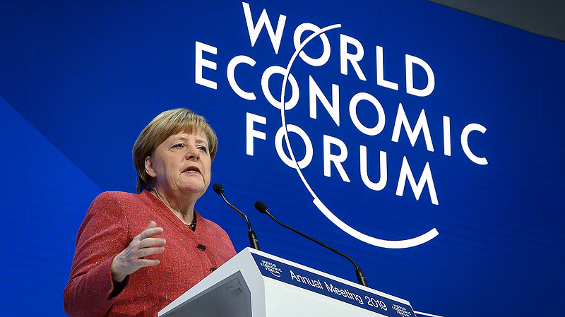 Merkel reformokat sürgetett Davosban