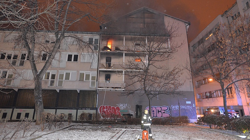 Kigyulladt egy többszintes ház Budapesten