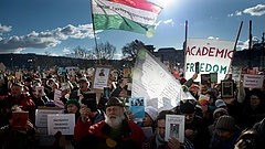 Budapesten is tüntettek az MTA mellett