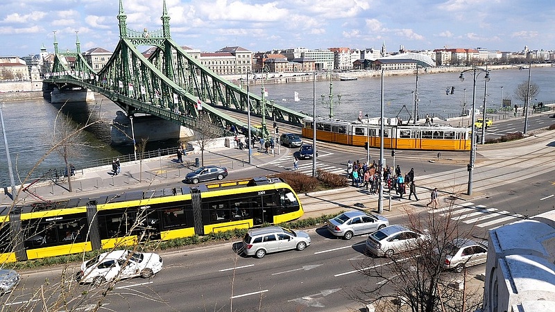 A júliusi hétvégeken kitiltják az autókat a Szabadság hídról